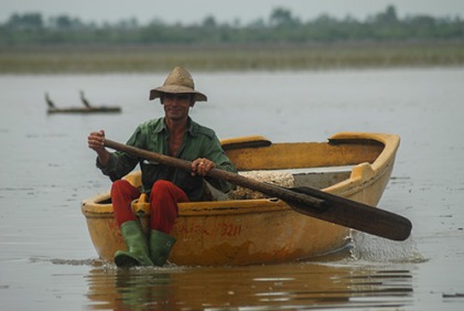 Pescador vinculado a la cría intensiva de tilapias